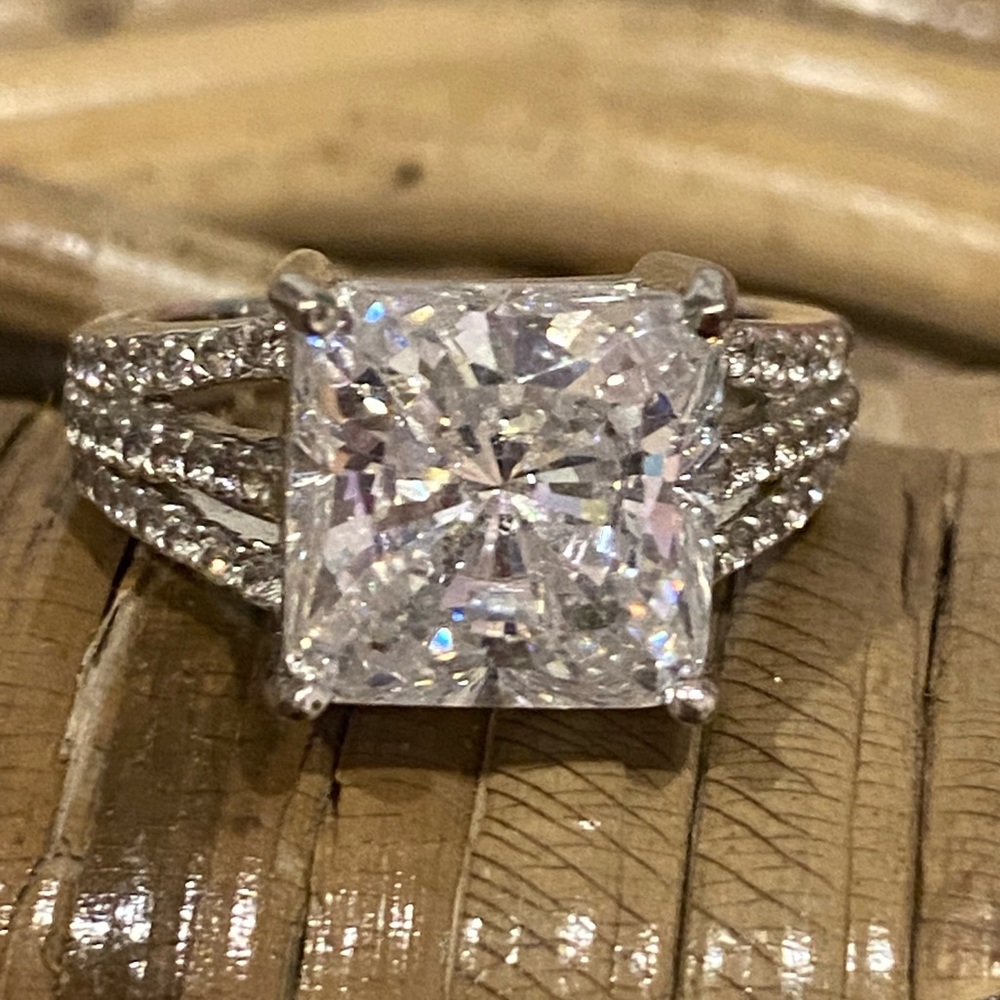 🩷FAUX PRINCESS CUT SILVER COCKTAIL RING
